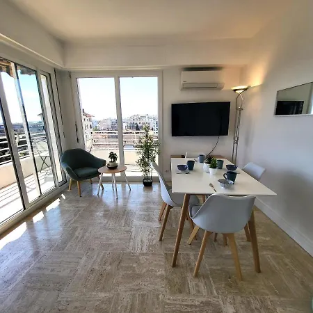 Les Beaux Jours Apartment *